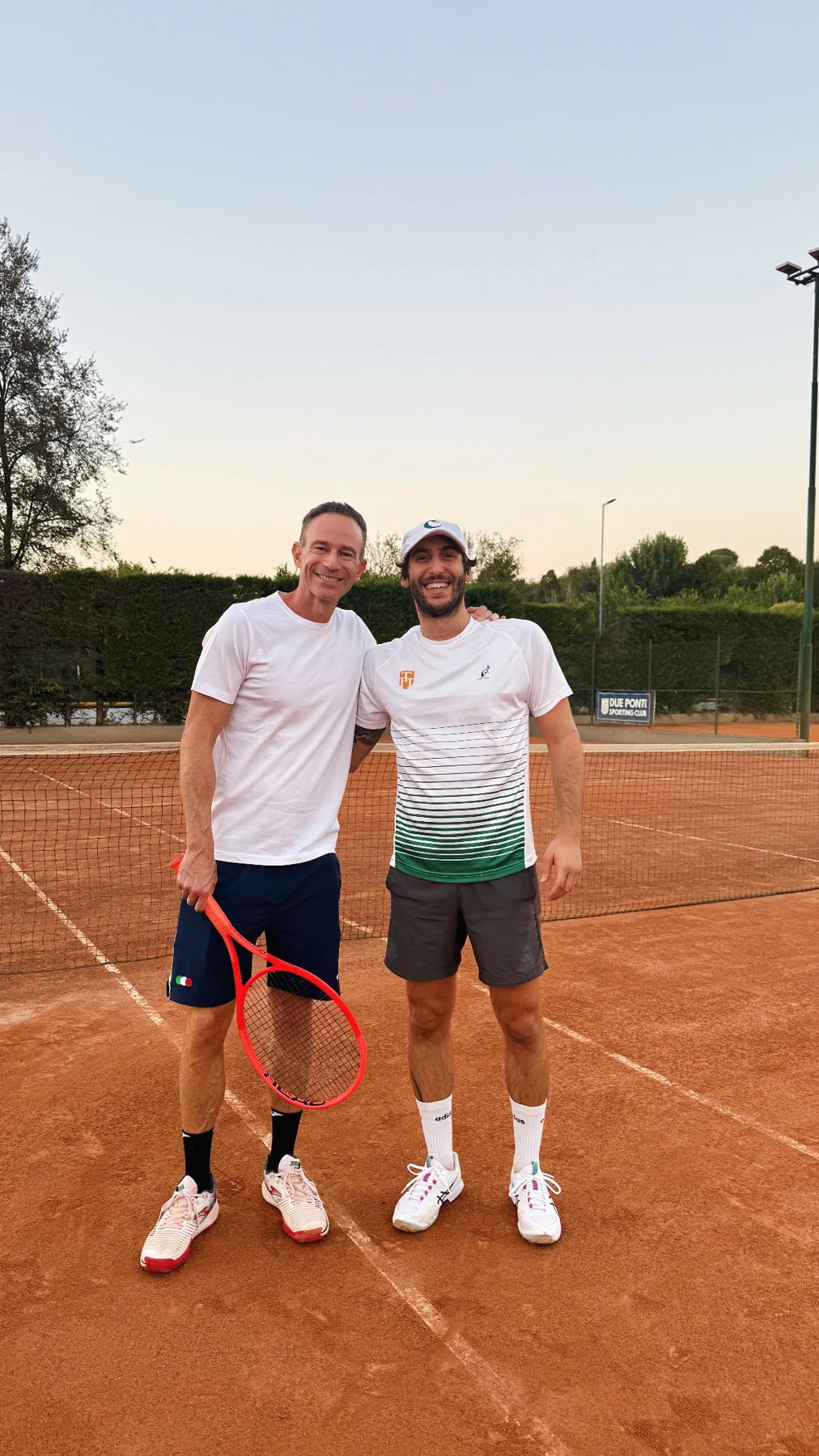 Filippo Volandri e Dott. Matteo Ingardia insieme su un campo da tennis